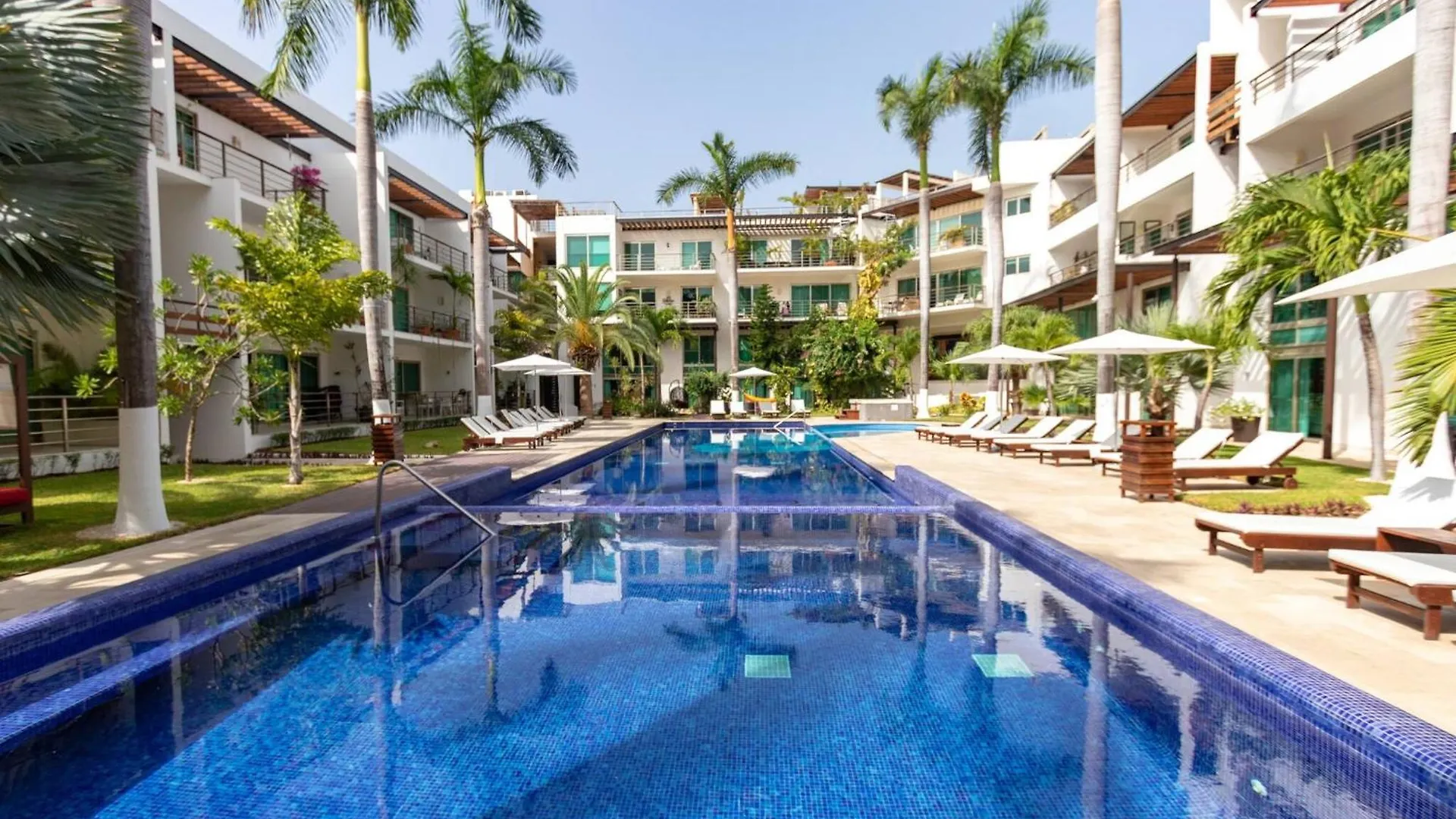 Semesterbostad Modern 2 Bedroom Condo Colorful And Creative - At Via 38 Condos A13 Playa del Carmen